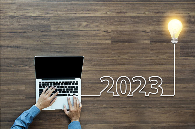 iemand die op laptop aan bloggen is in 2023